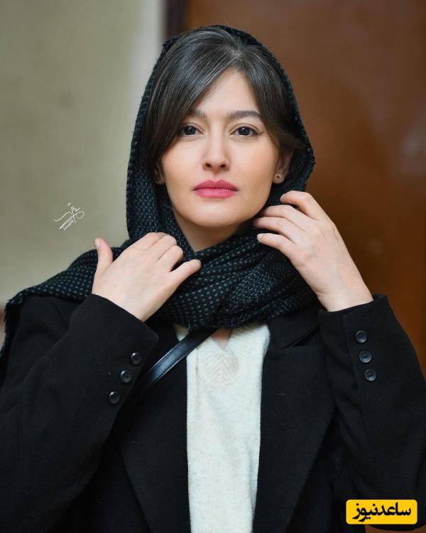 ترند تابستانی با امضای پردیس احمدیه با حال و هوای طبیعت؛ شکوفه‌های نارنجی روی پیراهن سفید + عکس