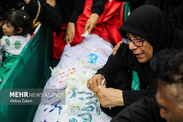 وداع خانواده شهید آذربادگان با پیکر شهید در بندرعباس