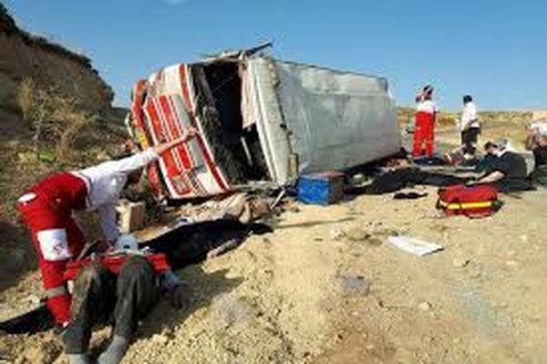 مصدومیت ۱۳ نفر در حادثه واژگونی مینیبوس مسیر تکاب - شاهیندژ