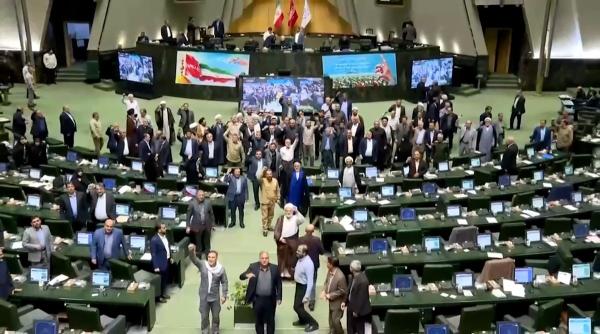  شعار نمایندگان مجلس پس از تعلیق همکاری با آژانس 