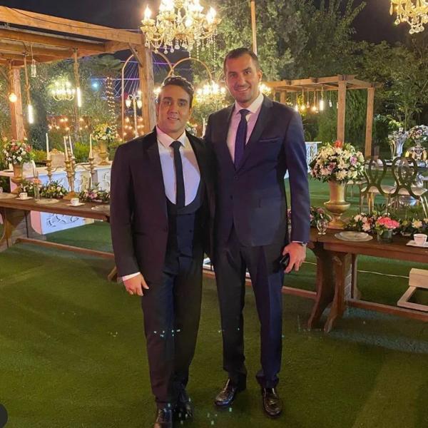 نگاهی به تیپ اسپرت و قدیمیِ پوریا پورسرخ، آرش سریال کیمیا در مراسم رونمایی از کتاب خواهر پزشکش+عکس