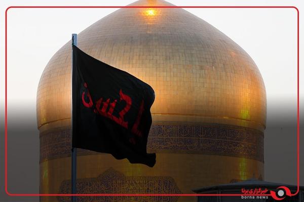  ‌تعویض پرچم گنبد حرم امام رضا (ع) در آغاز ماه محرم 