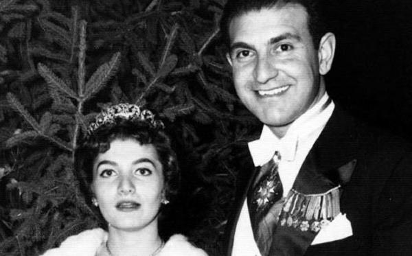  سفر در زمان؛ «بوسیدن دست محمدرضا پهلوی به شیوه اردشیر زاهدی»؛ اوایل دهه 40 