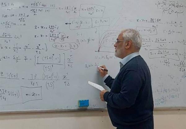  عکس| تدریس شهید طهرانچی در کلاس فیزیک دانشگاه بهشتی 