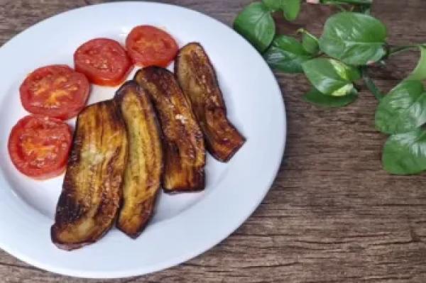 تهیه خوراک گوجه و بادمجان خوشمزه / مراحل تهیه یک غذای سبک