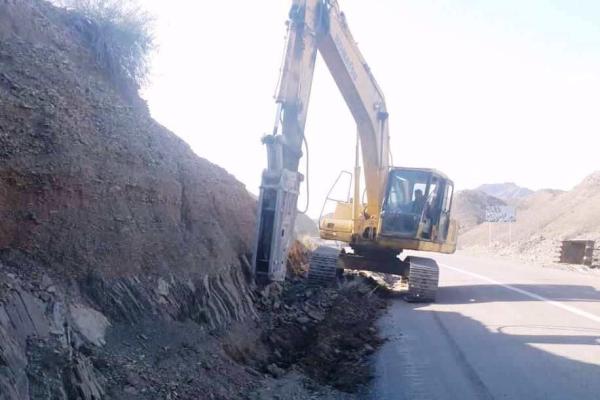 ۴۱۰ کیلومتر حاشیه راه‌های غرب هرمزگان با شیب شیروانی ایمن‌سازی شد
