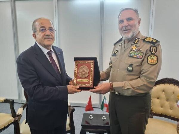  دیدار فرمانده نیروی زمینی ارتش با وزیر دفاع کشور ترکیه 