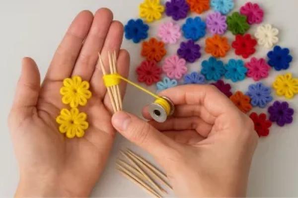آموزش دوخت گل های رنگی برای تزئین لباس از مادربزرگ!