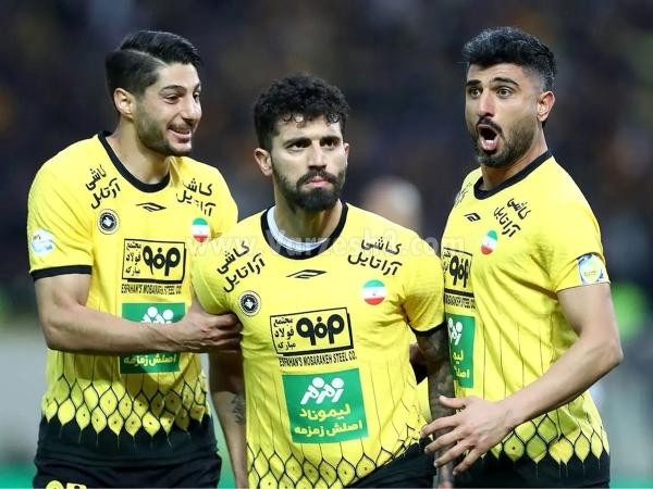 دانشگر به لباس سپاهان گیر داد!