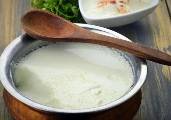   آب روی ماست را بخوریم یا نه؟ بررسی فواید و باورهای رایج 