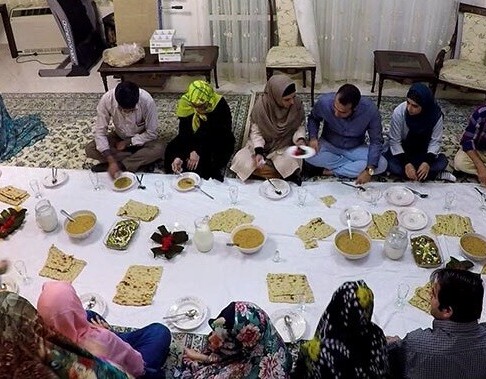 خلاقیت خنده دار تازه عروس ترکیه‌ای برای تزئین سالاد حماسه آفرید/ هزار آفرین به این ذهن مریضِ پر از ایده🤣+عکس