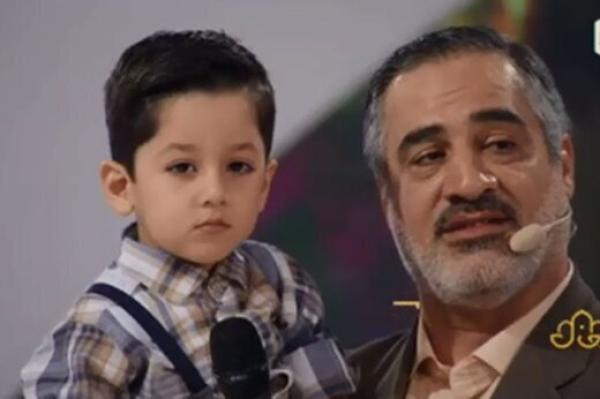 پسر 3 ساله‌ای که با تلاوت آیات قرآنی با آواز خوشش تمام داوران و حاضران را به تحسین واداشت