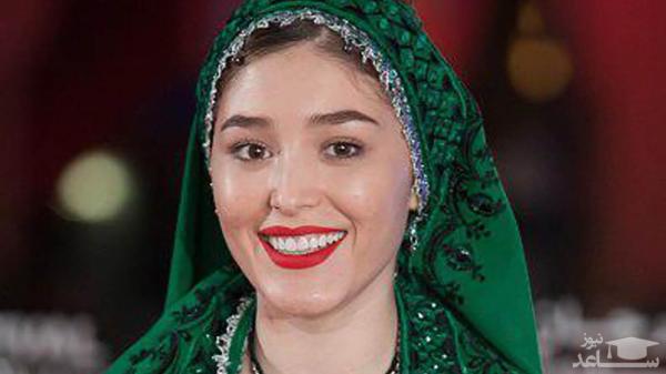 سلفی فرشته حسینی با استایل بهاری و گل‌گلی پشت فرمون + عکس