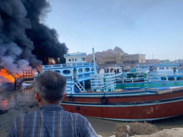 حریق گسترده ۱۰ لنج در اسکله جوادالائمه بندر بوستانو پارسیان