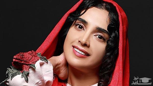 ایده استایل ترکیبی به سبک الهه حصاری با مانتوی بلند و کفش اسپرت و چهره خندان + عکس