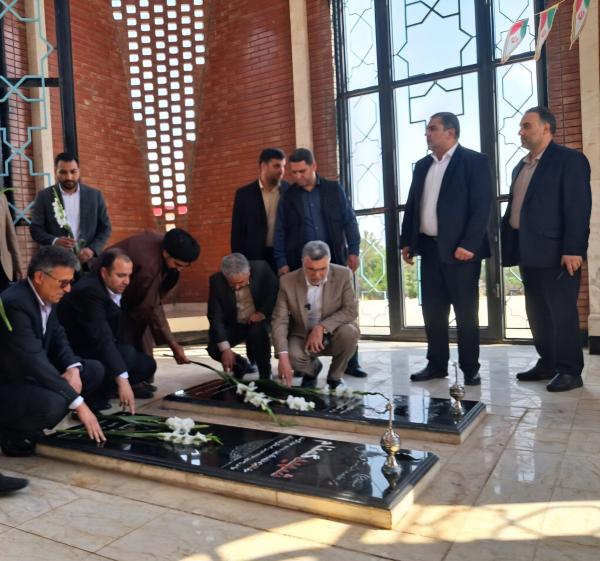 وزیر بهداشت به مقام شامخ شهدای ایلام ادای احترام کرد