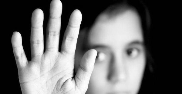   ناپدری به تعرض به دختر نوجوان متهم شد 