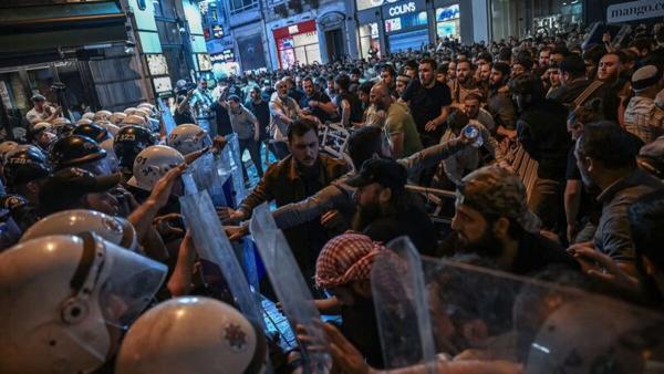  جنجال و درگیری در ترکیه در پی شائبه توهین یک مجله طنز به پیامبر اسلام (ص) 