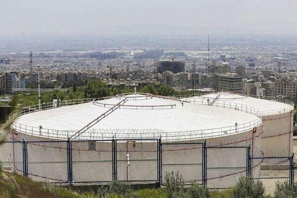 دود سیاه اطراف انبار نفت شهران به علت سوختن مشتقات نفتی است