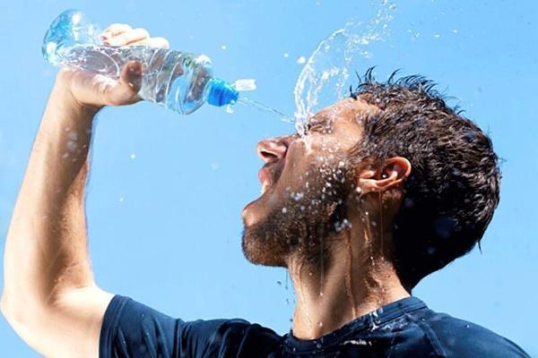 مصرف مایعات فراوان برای پیشگیری از گرمازدگی