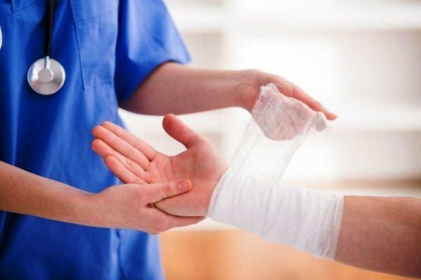 چگونه پانسمان کنیم ؟ ؛ نحوه صحیح بستن پانسمان اضطراری بدون ابزار تخصصی