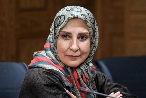 میز ساده و خلوت جشن تولد مرجانه گلچین با سفارش جذاب یک مجسمه زیبا و کیک نسکافهای خوشمزه/ مبارکا باشه+عکس