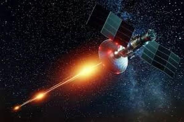 تابش حیرت‌انگیز لیزر ۸۰ هزار مایلی به ماه در روشنایی روز!