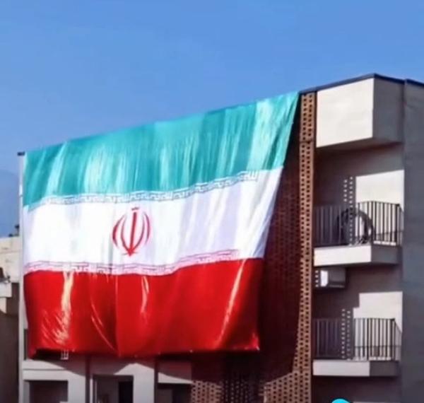 خلاقیت هوشمندانه و تحسین برانگیز نصب پرچم ایران بر روی ساختمانهایی که هدف حمله رژیم قرار گرفتهاند +ویدئو/ ای پرچمت ما را کفن...