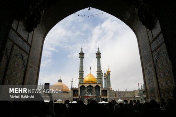 پرچم عزای حسینی برفراز گنبد حرم حضرت معصومه(س) به اهتزاز درمی آید