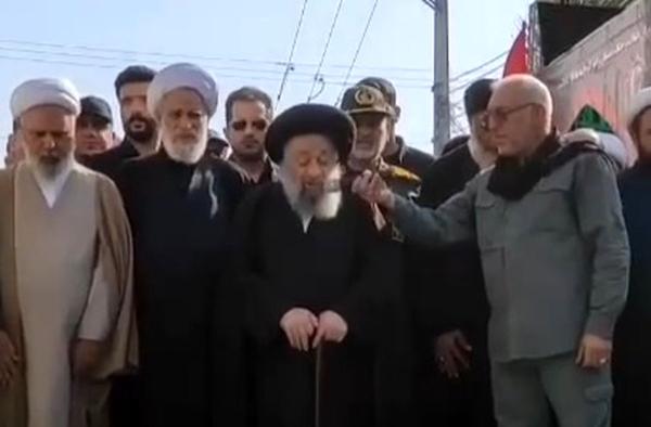 اقامه نماز بر پیکر شهید غلامعلی رشید و فرزندش