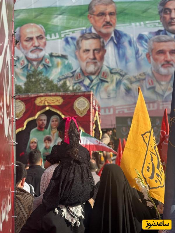 (عکس) تزئین کودکانه خودروی حامل کودکان و نوزادان شهید در تشییع شهدای امروز / از آویز بالای تخت کودکان تا خادمی دختر کوچولوها در این خودرو ...