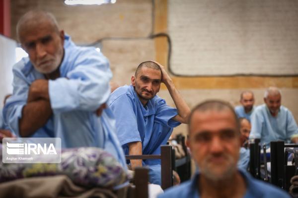خروج تعدادی از معتادان از یک کمپ ترک اعتیاد در شرق تهران