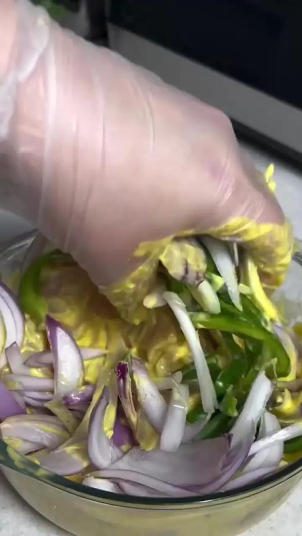  خوشمزه ترین مرینیت برای مرغ و قارچ تنها با یک ظرف ماست + فیلم 