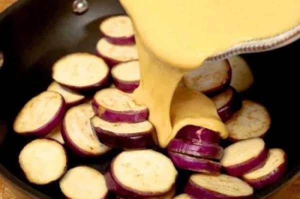 بادمجان و دو عدد تخم مرغ دارید؟ با آنها یک غذای خوشمزه درست می شود!