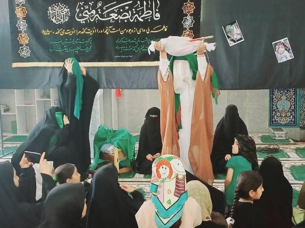 به مناسبت شیرخوارگان حسینی نمایش'لالایی خونین"در روستای تمنک اجرا شد