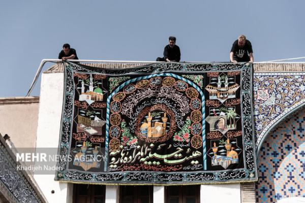 آیین برافراشتن خیمه عزاداری در هارونیه اصفهان