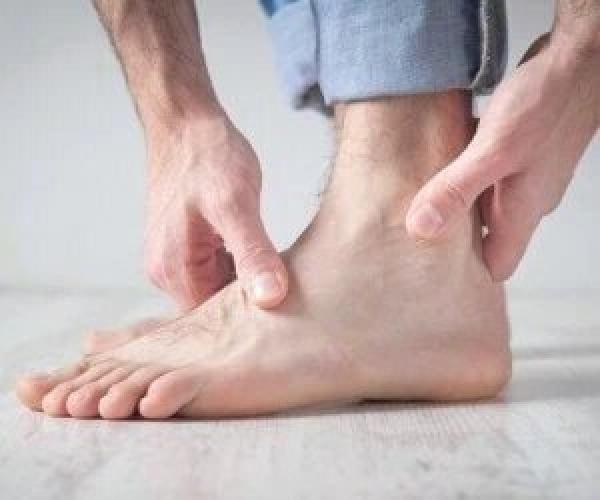 ۱۰ نوع حمام پا برای رهایی از درد و خستگی