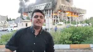 گزارش خبرنگار تلویزیون با دست‌های خونین از مقابل ساختمان بمباران شده صدا و سیما