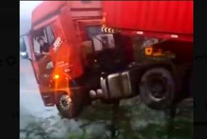 نجات معجزهآسای راننده تریلی در آخرین لحظات!