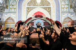 مراسم سینه زنی شب تاسوعا در رواق امام خمینی حرم امام رضا(ع)