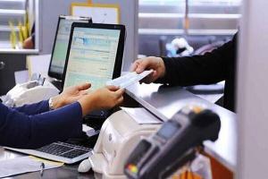 کارکنان بانک؛ نماد "روحیه خدمت" در بحرانها