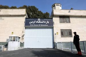 ببینید / ویدیوی منتسب به هدف قرار گرفتن ورودی درب زندان اوین
