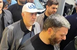 ظربف با کلاه ایران در مراسم بدرقه شهدای جنگ