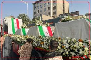  ماشین حامل پیکر کودکانی که در حمله اسرائیل به شهادت رسیده اند جلو‌دار کاروان مراسم تشییع شهداست 