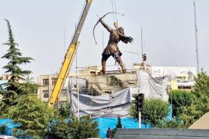   تحلیل روزنامه شرق از نصب نماد آرش کمانگیر 