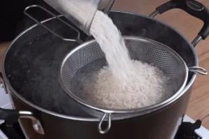 یک ترفند هوشمندانه برای پخت برنج / دیگه برنج رو کته و آبکش نکنید
