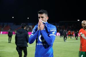   برای غربت آرش که هوادار استقلال اصلا دوستش نداشت! 