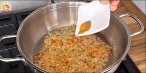 طرز تهیه سیب زمینی کوبیده خوشمزه و فوری؛ بدون گوشت، مناسب ناهار امروز! + ویدئو