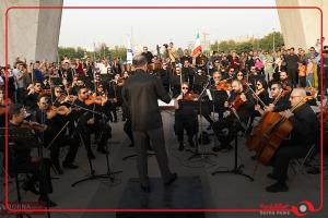 تصاویر دیگر از اجرای ارکستر سمفونیک تهران با ۷۰ نوازنده در ميدان آزادى
