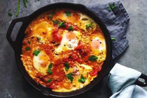 طرز تهیه شاکشوکا؛ خوشمزهترین پیشغذای مدیترانه ای